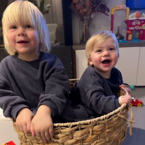 Aj, Gezin in Naarden