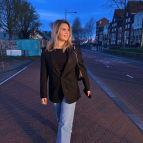Jillian, Oppas in Halfweg