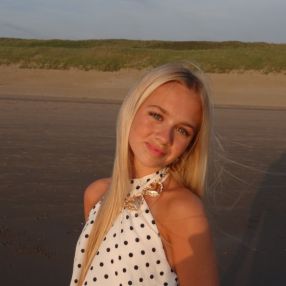 Britt, Babysitter in Hillegom