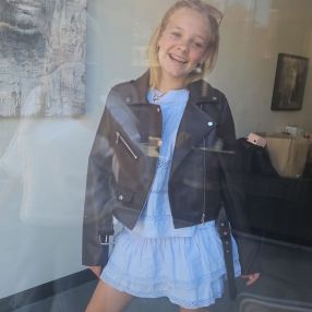 Zenzi, Babysitter in De Lier