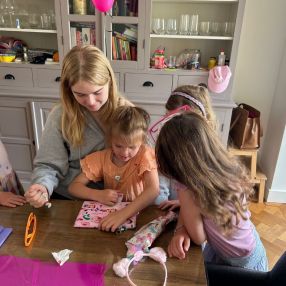 Benthe, Babysitter in Voorburg