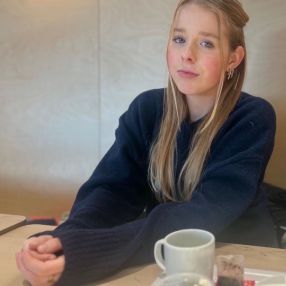 Zoë, Babysitter in Holten