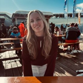 Sanne, Oppas in Laren