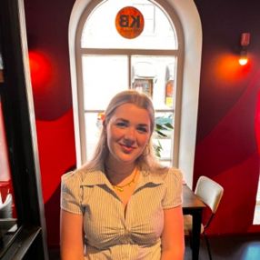 Indra, Babysitter in Dokkum