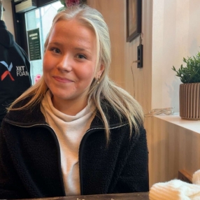 Tiril, Babysitter in Åkrehamn