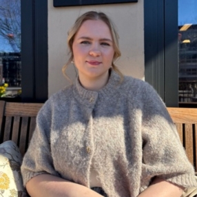 Lotte, Babysitter in Hokksund