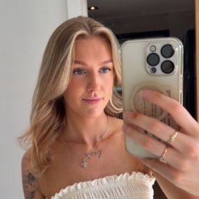 Thea, Babysitter in Råde