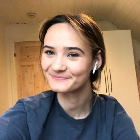 Karoline, Barnevakt i Hvaler