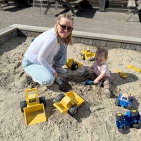 Kaja, Familie i Mandal