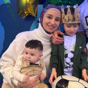 Ayat, Familie i Sandefjord