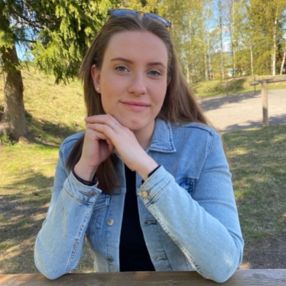 Julie, Barnevakt i Moelv