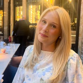 Pia, Barnevakt i Råholt