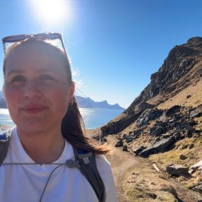 Julia, Barnevakt i Hustadvika