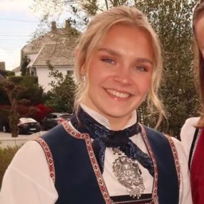 Thea Malene, Babysitter in Stavern