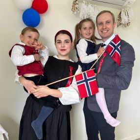 Roman, Familie i Askim