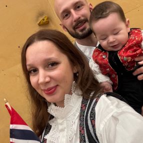 Yıldız, Familie i Åkrehamn