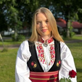 Leah Oline, Barnevakt i Horten