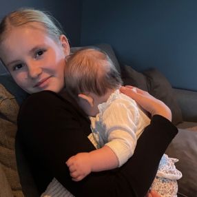 Rakel-Elise, Barnevakt i Osøyro