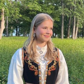 Tiril, Babysitter in Horten