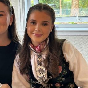 Julie, Barnevakt i Ås