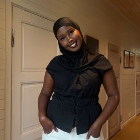 Amira, Barnevakt i Hønefoss