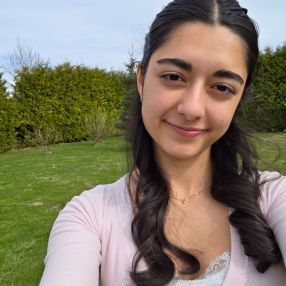 Dina, Barnevakt i Strømmen