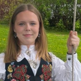 Nea Ariana, Barnevakt i Stange
