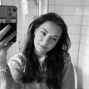 Julie, Barnevakt i Vestnes