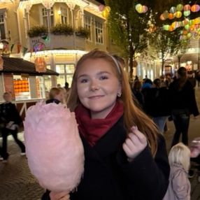Mathilde, Babysitter in Larvik