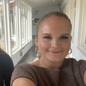 Iris, Barnevakt i Stokke