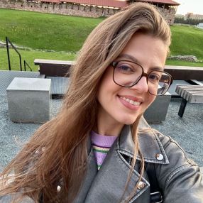 Kamilė, Barnevakt i Sande
