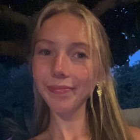 Sanne Grindhaug, Babysitter in Åkrehamn
