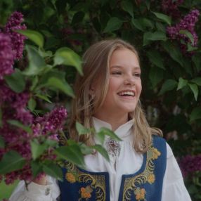 Julie, Barnevakt i Son