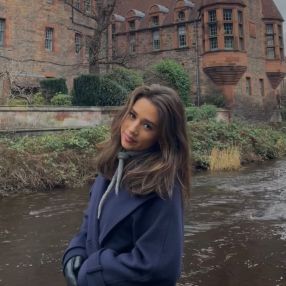 Mia, Babysitter in Akershus