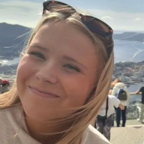 Tiril, Babysitter in Åkrehamn
