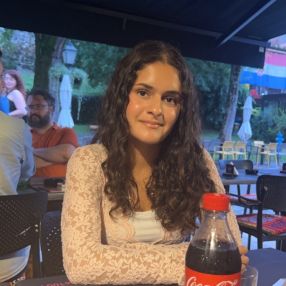 Vinos, Barnevakt i Brumunddal
