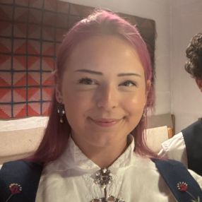 Olivia, Barnevakt i Heggedal