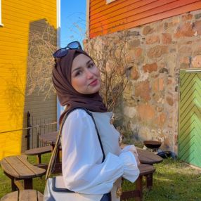 Rahaf, Barnevakt i Hønefoss