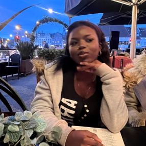 Keren Aicha, Barnevakt i Ytre Arna