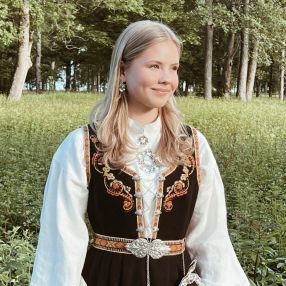 Tiril, Babysitter in Horten