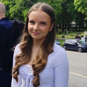 Karolina, Barnevakt i Svelvik