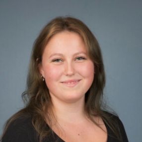 Åse Skredsvig, Babysitter in Larvik