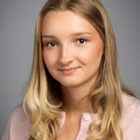 Victoria, Babysitter in Slemmestad