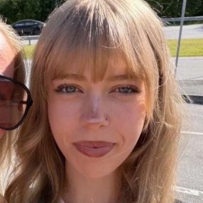 Eline Hollekve, Barnevakt i Sogndal