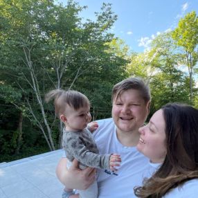 Manira, Familie i Sandvika