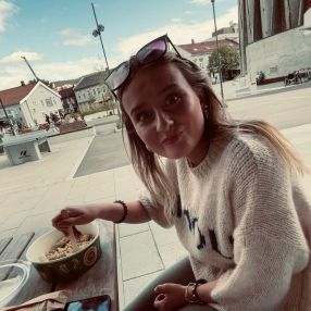 Amilie-Antonie, Barnevakt i Hokksund