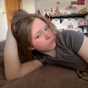 Rina, Babysitter in Førde