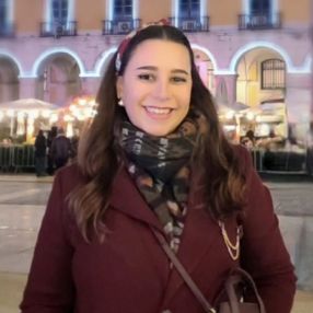 Madalena, Babysitter em Torres Vedras