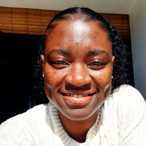 Silvânia, Babysitter em Loures