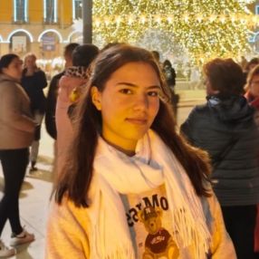 Luiza, Babysitter em Parede